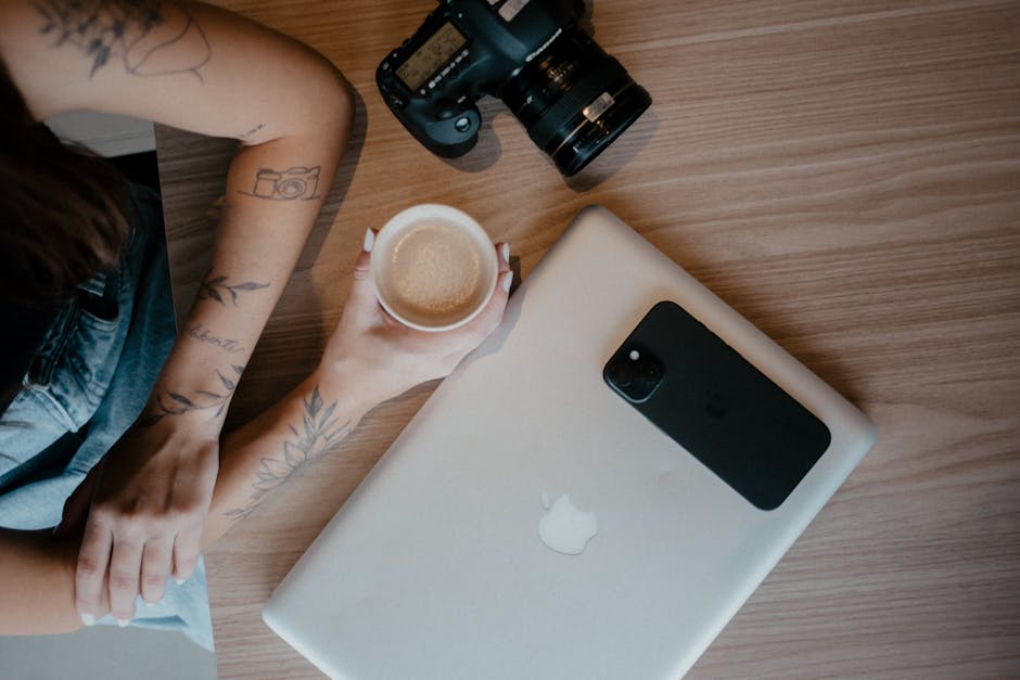 woman laptop cafe brazil