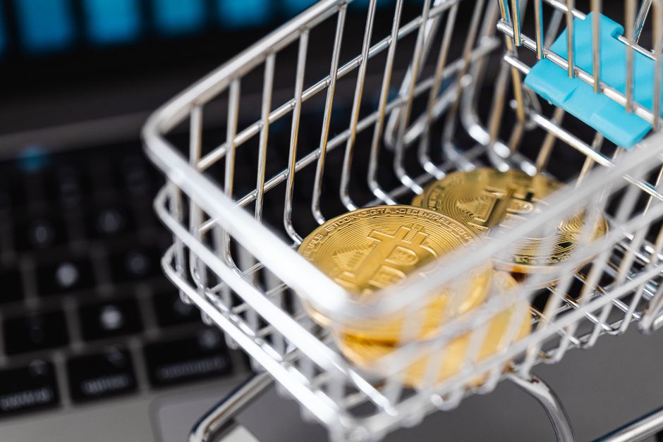 A graphic representation of shopping carts, each adorned with a flag from the US, UK, Germany, and the EU, alongside currency symbols, illustrating international comparison of smart shopping tips for seasonal sales.