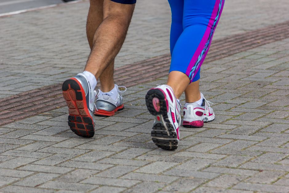 A detailed graphical comparison table highlighting features like cushioning, flexibility, and heel drop between running and walking shoes, with images of each type.