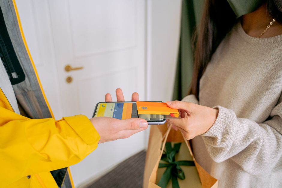 Smartphone displaying a digital gift card with credit card payment options, representing last-minute utility.