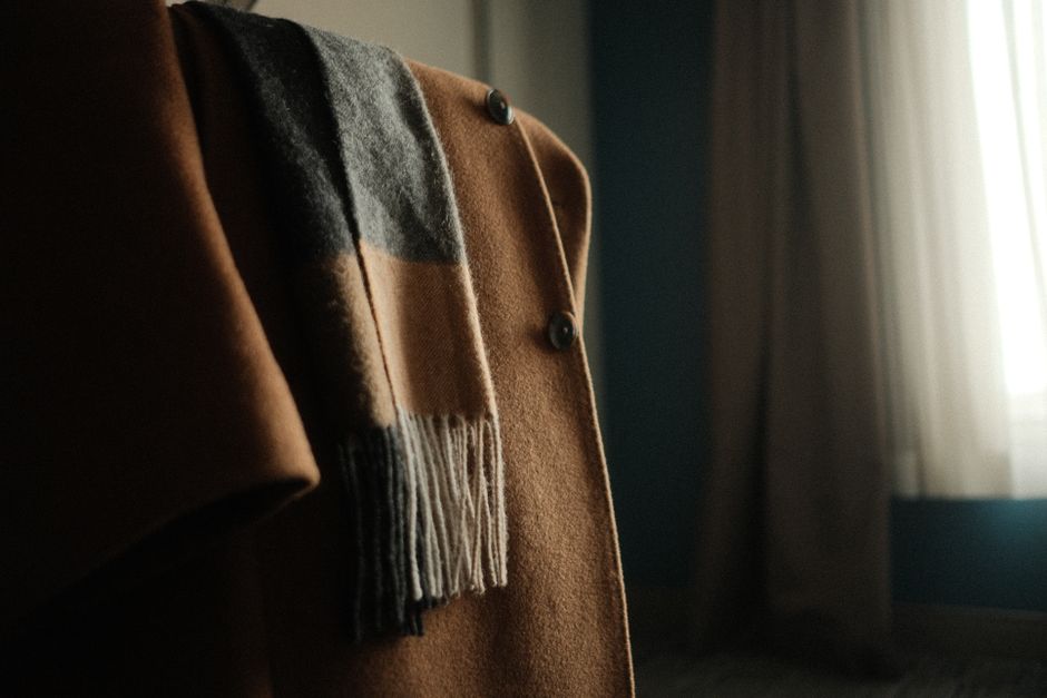 Table comparing different fabric types like merino wool, cashmere, and down, highlighting their performance for men's winter layering in cold cities.