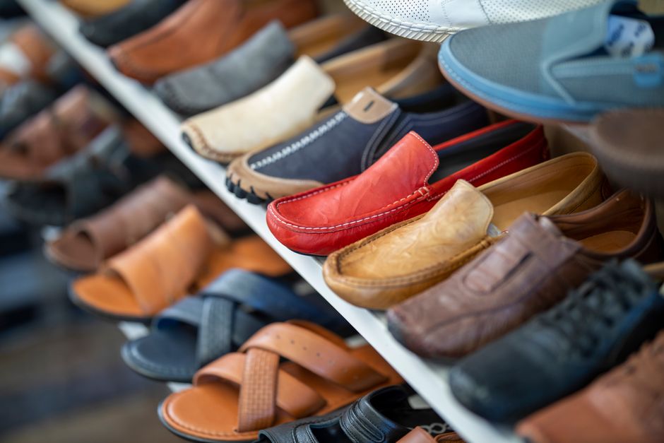 An organized display of diverse walking sandals, including sport, orthopedic, and stylish models, emphasizing selection for different walking needs.