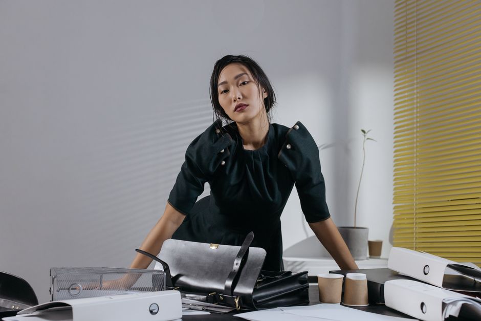 Professional woman in a light-colored, breathable fabric blazer and matching tailored trousers, suitable for summer workwear in humidity.